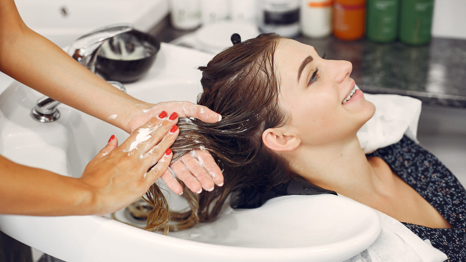 que es el frizz en el cabello