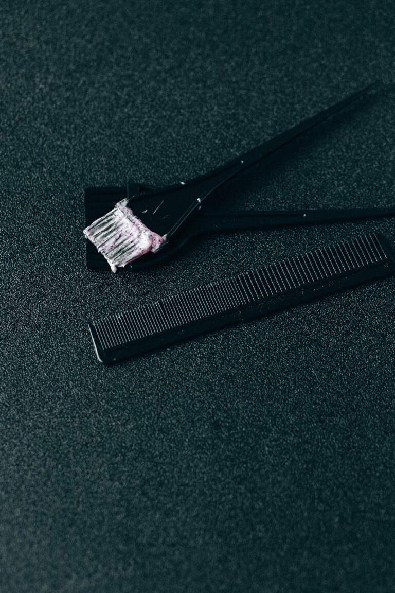 Brocha y peine utilizados en un servicio profesional de mechas.