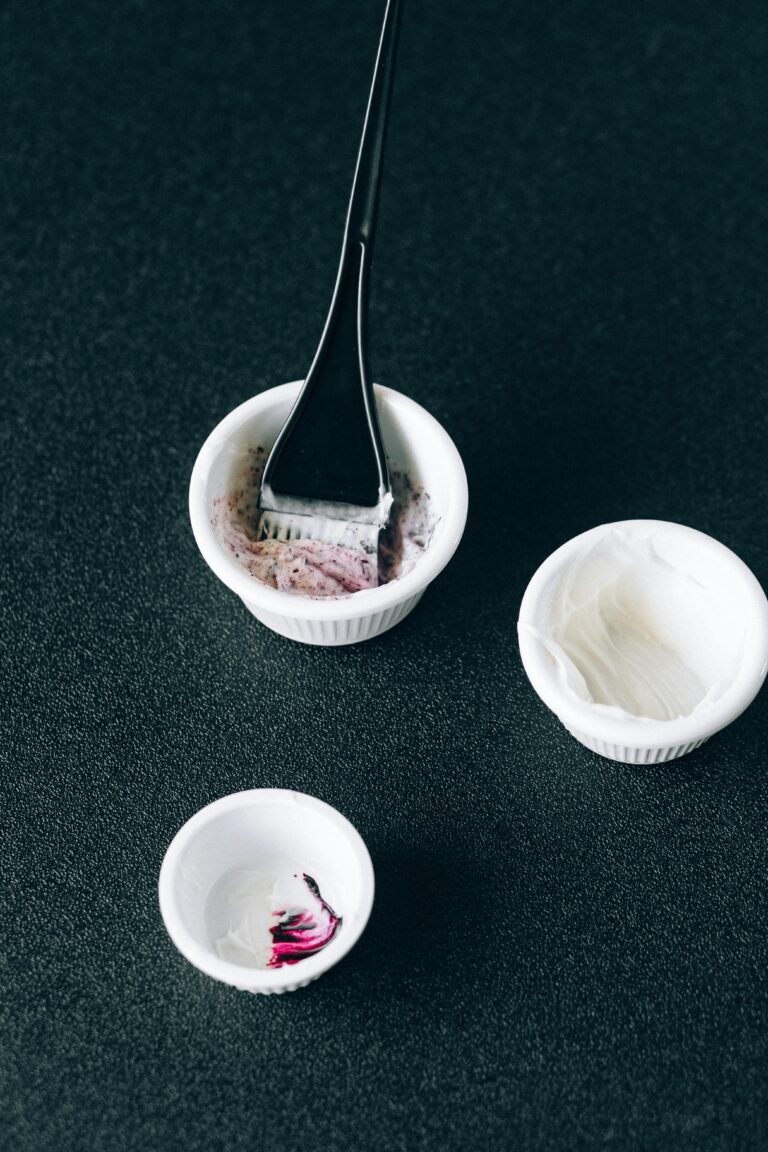 Brocha y productos preparados para realizar un servicio de mechas en salón.