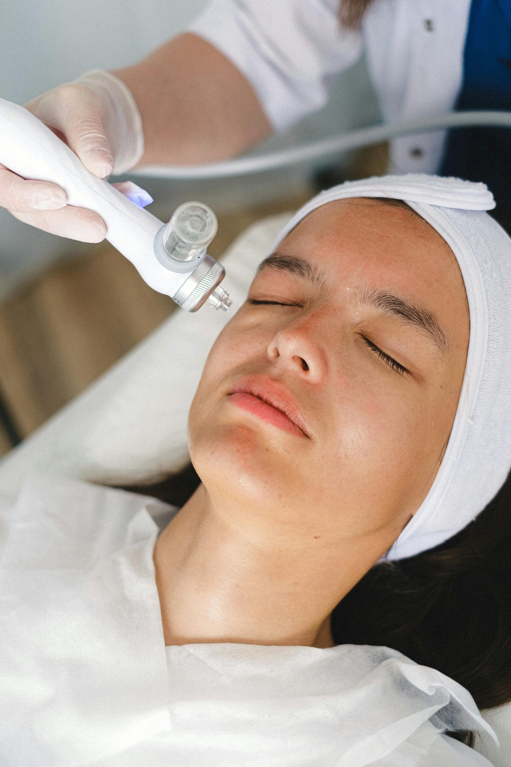Profesional realizando un tratamiento facial con dispositivo dermapen en l’Ametlla del Vallèssobre el rostro de una clienta.