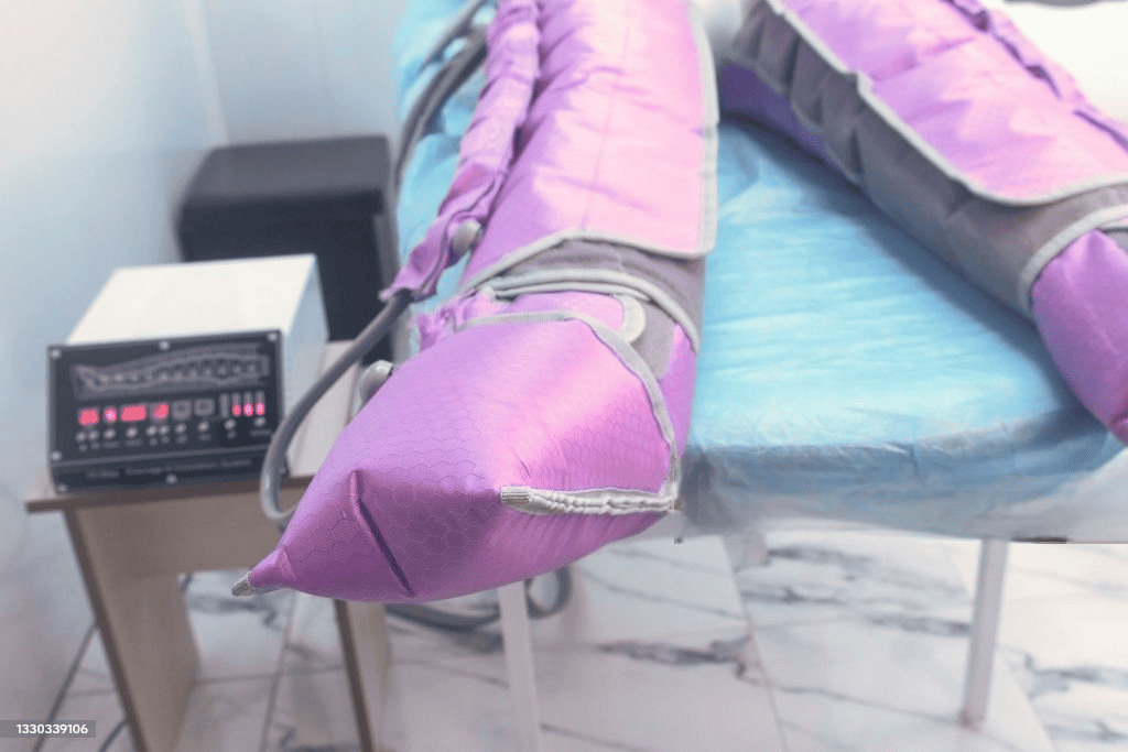 Equipo de presoterapia con botas de compresión neumática preparado para una sesión.